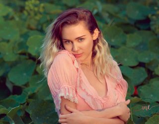 Miley Cyrus: O comeback com "Malibu" | Miley Cyrus está de volta com Malibu e no blog, você encontra uma análise sobre tudo que a cantora passou até ter esse comeback. De "Wrecking Ball" até "Malibu", muita coisa aconteceu.