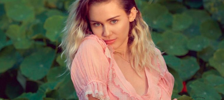 Miley Cyrus: O comeback com "Malibu" | Miley Cyrus está de volta com Malibu e no blog, você encontra uma análise sobre tudo que a cantora passou até ter esse comeback. De "Wrecking Ball" até "Malibu", muita coisa aconteceu.